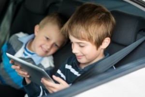 Children-playing-through-ipad-touchscreen-inside-the-car-e1411493455944